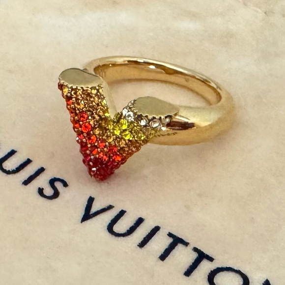 LOUIS VUITTON Essential V Multicolor Crystal Embellished Gold Tone Ring - Picture 6 of 6